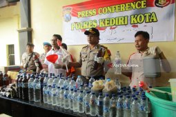 Polisi Kediri Ungkap Industri Rumahan Pembuat Minuman Keras Oplosan (Video)