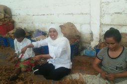 Khofifah akan Berikan PKH Plus untuk Lansia