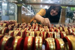 Emas Berjangka Tertekan