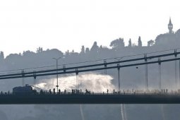 Kapal tabrak gedung bersejarah di Bosphorus Turki