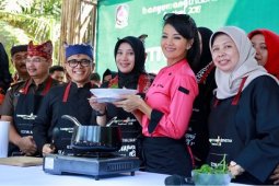 Farah Quinn Puji Kuliner Ayam Kesrut Banyuwangi