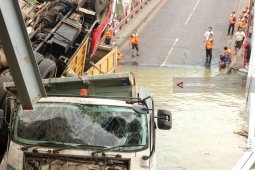 Evakuasi Truk Jungkit Terkendala "Crane"