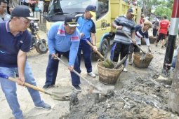 Walkot dan wabup pimpin gotong royong  massal