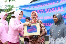 Warga Sumringah Dapat Sembako Dari Bhayangkari Brimob