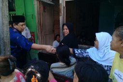 Warga Kampung Bukit bersama Isnandar