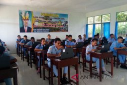 Gubernur Dominggus Pantau UN SMK di Fakfak