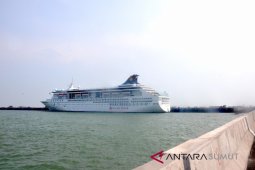 Kapal superstar sandar perdana di Pelabuhan Kualatanjung
