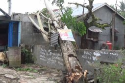 Hujan dan angin kencang porak porandakan rumah warga
