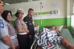 Polisi Besuk Prajurit TNI Korban Laka Lantas