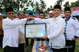 Bupati Tapsel beri penghargan atas hibah tanah warga
