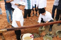 Bupati Tapsel letakkan batu pertama pembangunan tribun MTQ