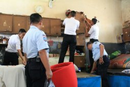 Petugas Lapas Sidoarjo Geledah Kamar Narapidana