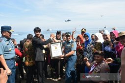Pengibaran Bendera Dasar Laut Peroleh Rekor Muri (Video)