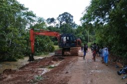 Kondisi cuaca tak pengaruhi semangat personel TMMD di Sanggau