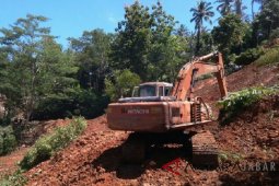 Kementerian turunkan alat berat buka jalur Cianjur-Bandung