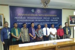 Anggota Satlantas Bantu Pengendara Ganti Ban Bocor