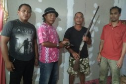 Warga perbatasan serahkan senjata api