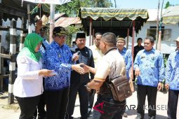 Pemerintah Kabupaten Balangan Bagikan KIS Pada Masyarakat