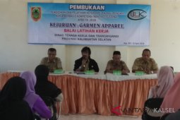 BLK Latih Ibu-ibu di HST Menjahit