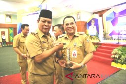 Gubernur Serahkan Hadiah Peringkat Tiga