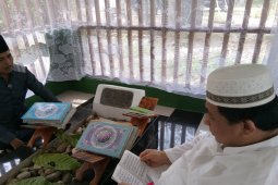 Kenang jasa guru, Isnandar ziarah kubur