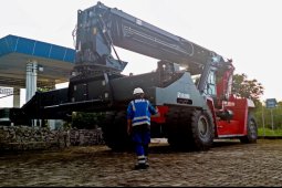 Pelindo III Datangkan Tujuh Kendaraan Pengangkat Petikemas