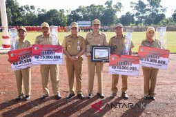 Serahkan Penghargaan Juara Lomba Desa-Kelurahan