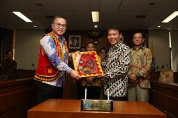 Rektor IPB dapat hadiah baju Nias dari Bupati Nias Utara