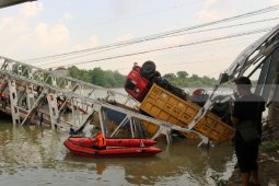 Kapolda Duga Jembatan Widang Ambrol Karena Sudah Tua