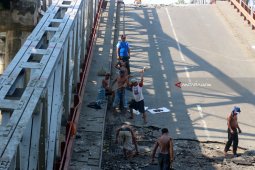 Jembatan Widang Ambruk Digempur