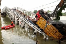 Evakuasi Tiga Truk di Bengawan Solo Widang Manfaatkan "Crane"