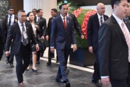 Presiden Jokowi tinjau pameran mini "Virtual Singapura"