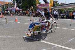 Polres Ponorogo Gelar Lomba Ketangkasan Becak (Video)