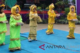 Bupati: Jangan tunjukkan sayang berlebihan kepada anak