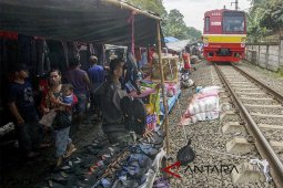 Pasar Pinggir Rel Kereta
