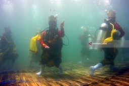 Video - Tari Gandrung Bawah Laut