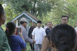 Emil Ziarah ke Makam Mbah Karimun