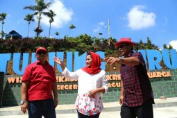 Puti Guntur Kagumi Wisata Tunjung Biru Tulungagung