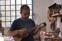 Ukulele berkepala bolong dari Dago