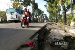 Kerusakan jalan negara bahayakan pengendara