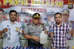 Polsek Kuta sita 50 botol arak oplosan