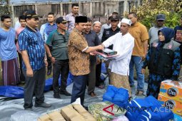 Bupati Aceh Besar serahkan bantuan korban kebakaran