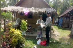 Kapolres Aceh Utara bagi Sembako untuk warga miskin