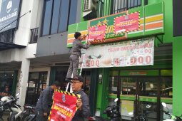 Bapenda Pasangi Stiker Penunggak Pajak