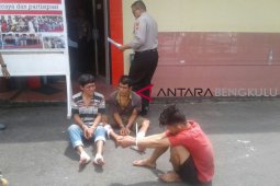 Pembegal tinggalkan motor rampasan saat dikejar polisi