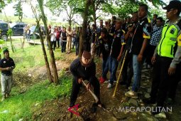 Polisi mengawal petani menanam di lahan sengketa