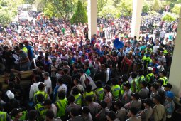 Seribuan pengemudi angkot dan ojek berunjuk rasa
