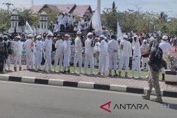 Unjuk rasa di kantor gubernur nyaris ricuh