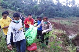 Petugas Evakuasi Kerangka Manusia Korban Longsor Ponorogo