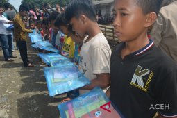 Ratusan murid perkebunan sawit dapat bantuan buku